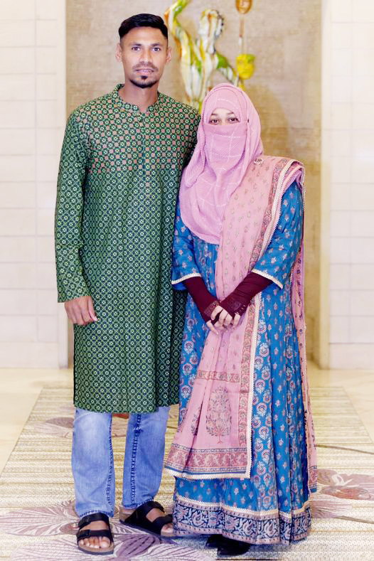 বর্তমানে আইপিএল খেলতে ভারতে আছেন মোস্তাফিজুর রহমান। বাংলাদেশি পেসার স্ত্রীকে নিয়ে সামাজিক মাধ্যমে ছবি দিয়ে ঈদের শুভেচ্ছা জানিয়েছেন। ছবি: ফেসবুক