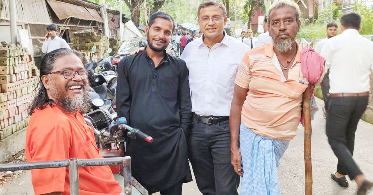 ভিক্ষার টাকায় আইনি লড়াই, তাঁরা ফিরে পেলেন চাকরি