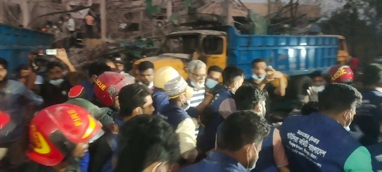ফায়ার সার্ভিসের ৯ ইউনিটের চেষ্টায় প্ল্যান্টের ভেতরে লাগা আগুন নিয়ন্ত্রণে এসেছে।