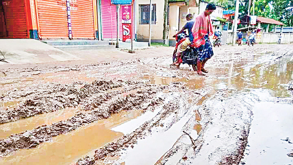 পাকা সড়কে হাঁটুকাদা