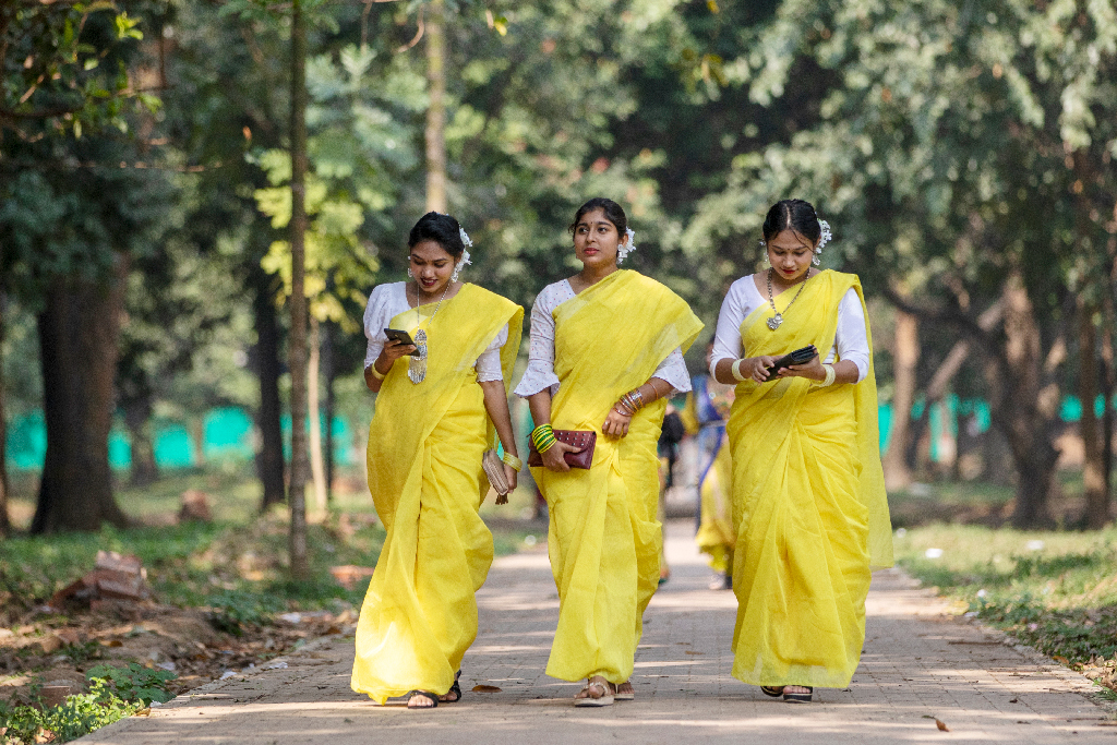 গাঁদা ফুল ও ভালোবাসার লাল রঙে সেজেছেন তরুণীরা। 