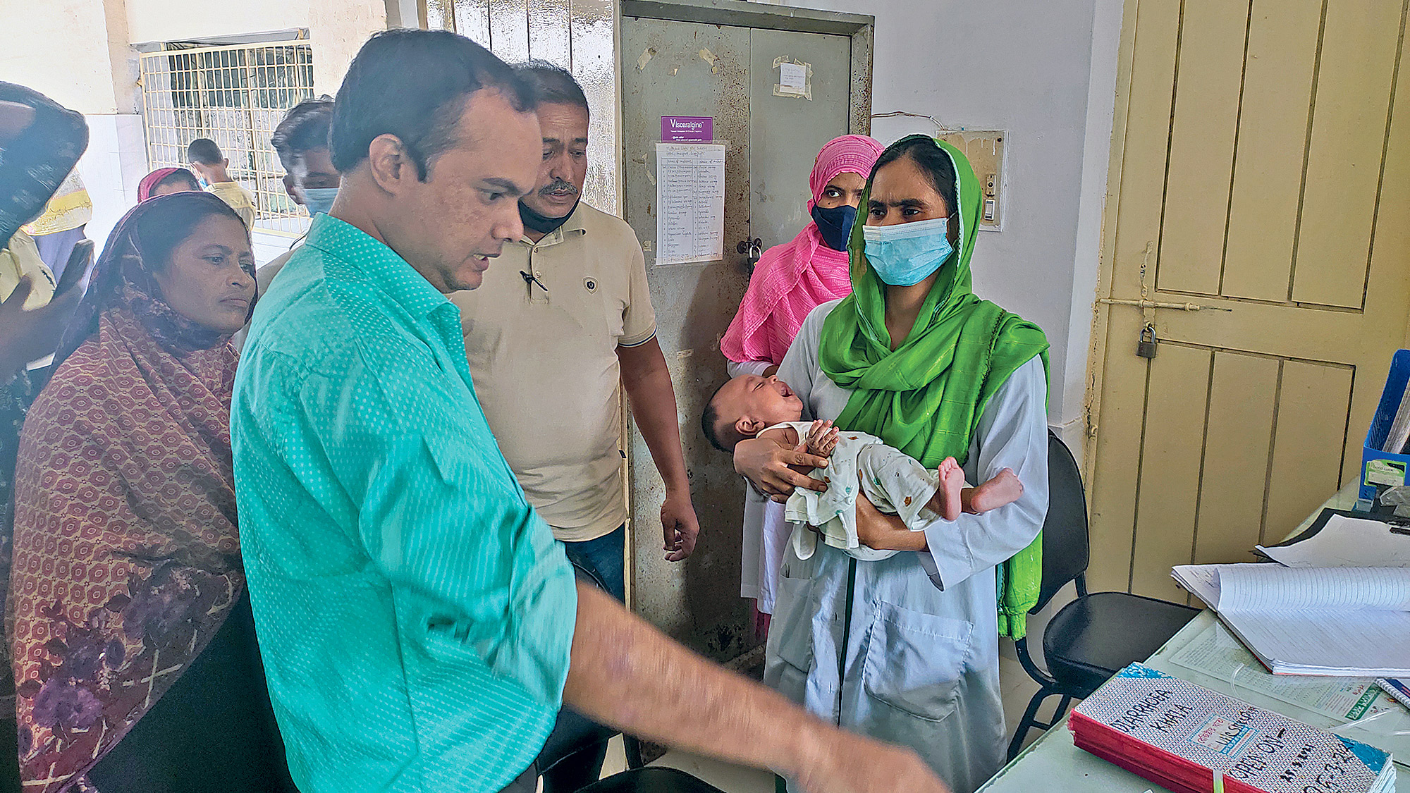 শৌচাগারে যাওয়ার কথা বলে শিশু রেখে উধাও