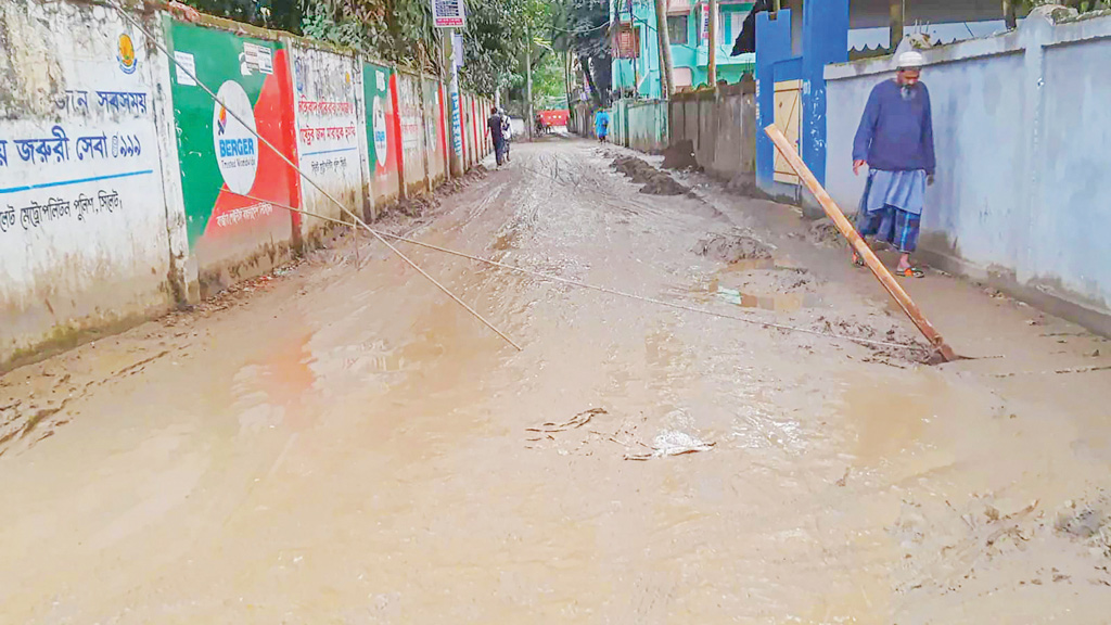 কাদায় বন্ধ সড়কে চলাচল