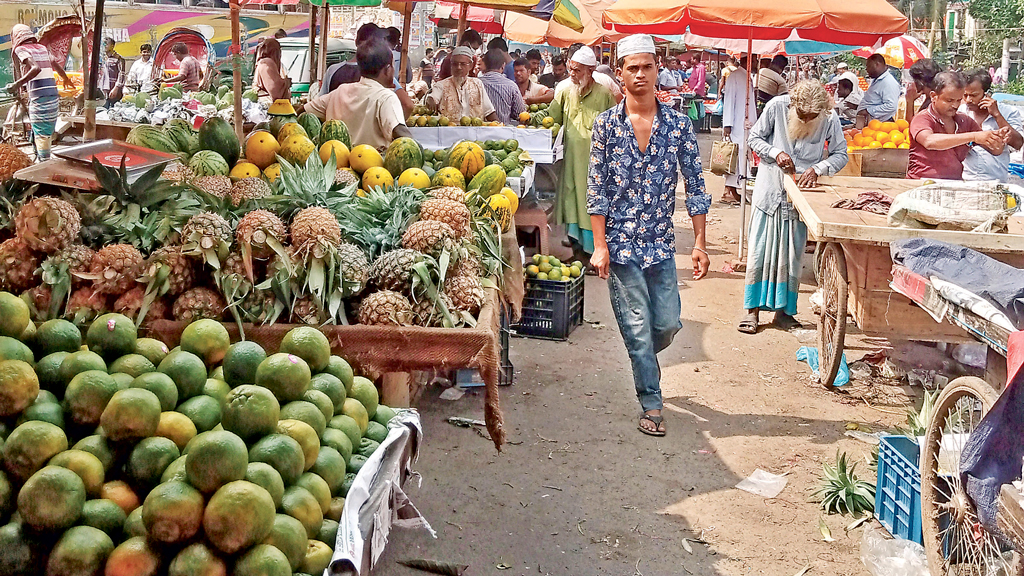 রাস্তা দখল করে অর্ধ কোটি টাকার বাণিজ্য