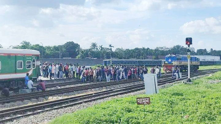 এবার ট্রেনের ইঞ্জিন আটকে বিনা ভাড়ায় ভ্রমণ করলেন চবির ভর্তিচ্ছুরা