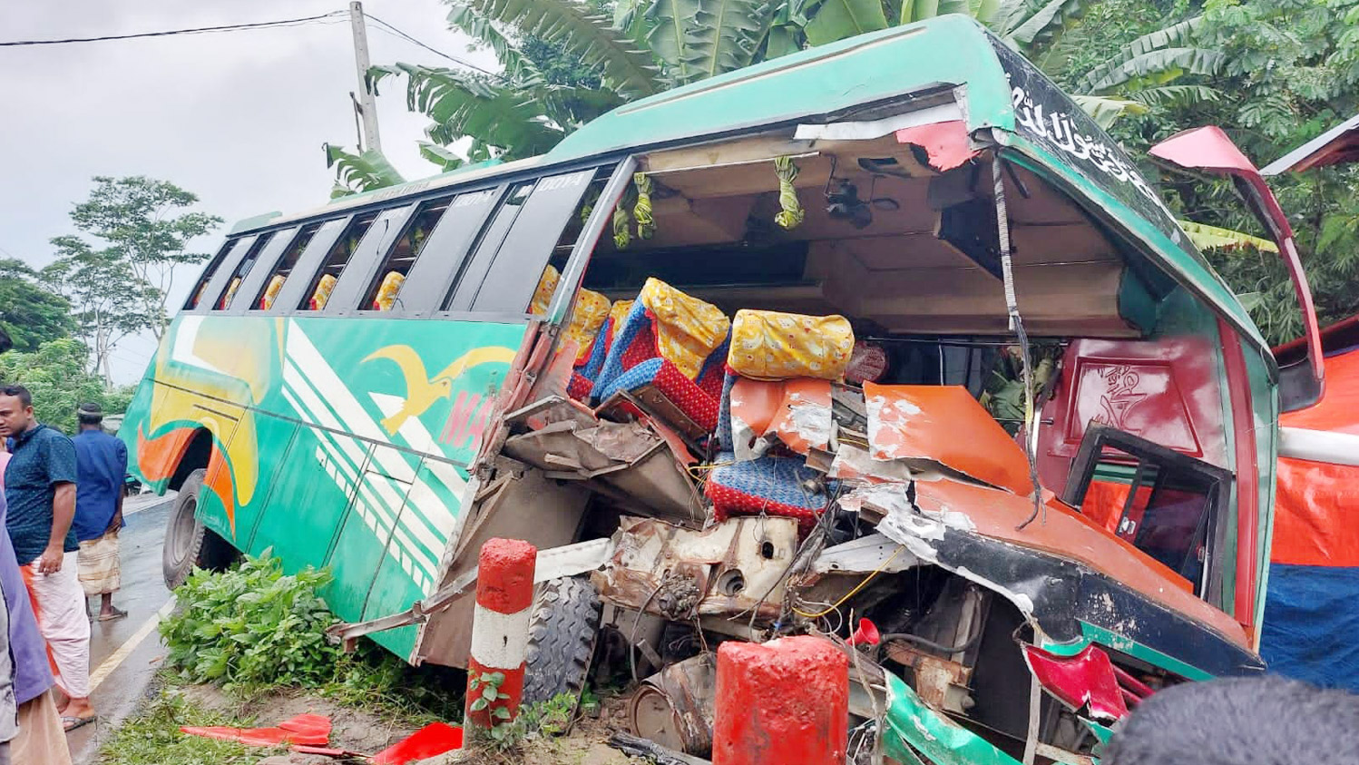 আমতলীতে বাস-ট্রাক মুখোমুখি সংঘর্ষে আহত ১২