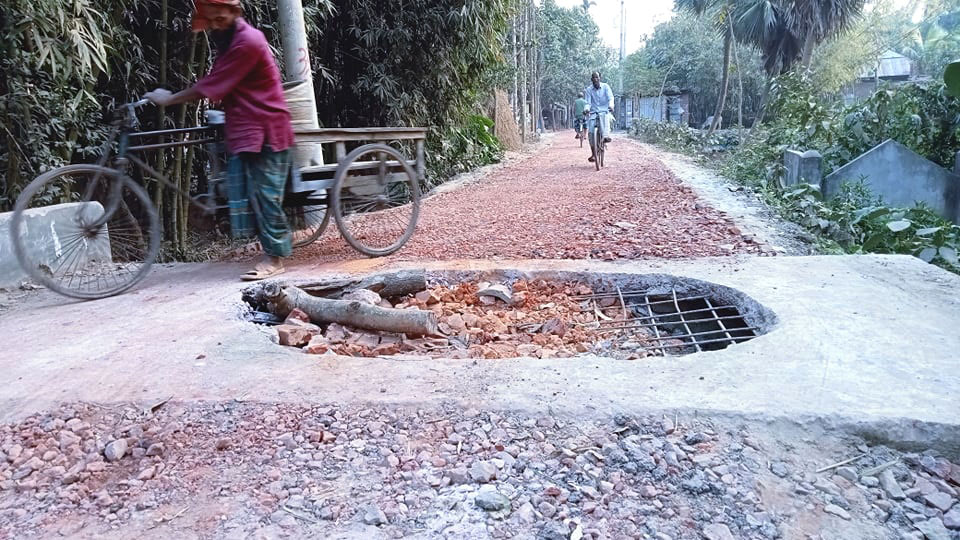 কালভার্টের মাঝখানে গর্ত চলাচলে মানুষের দুর্ভোগ