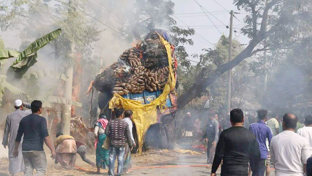 কুষ্টিয়ায় পাটবোঝাই ট্রাকে আগুন