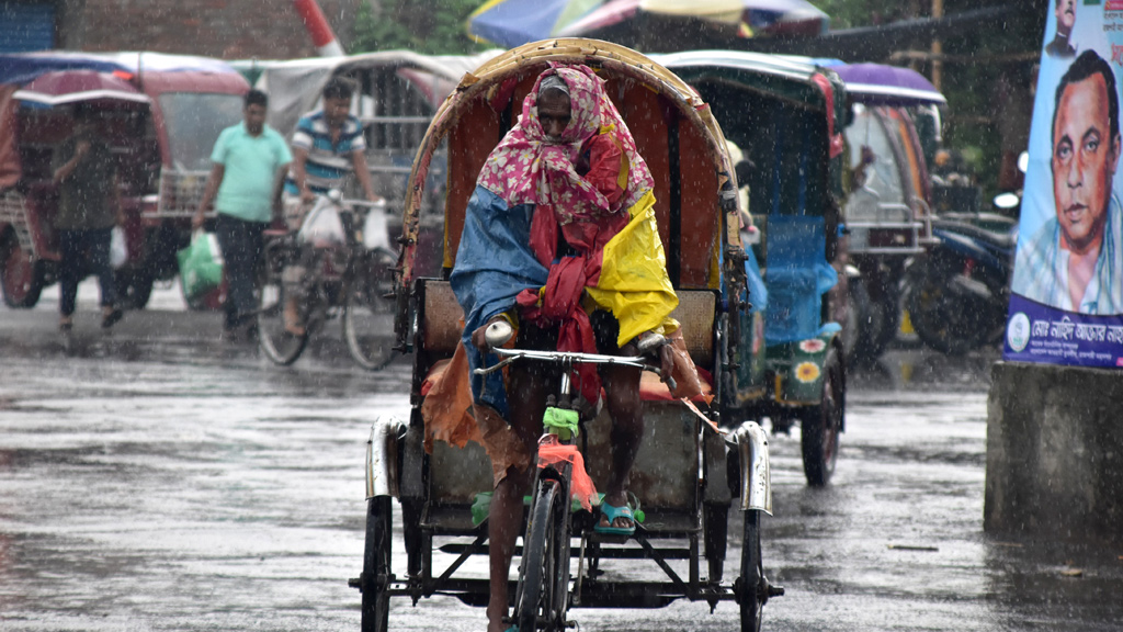 সকাল থেকে বৃষ্টি, কখনো ঝিরি ঝিরি কখনো আবার ঝুম। ভোগান্তির মধ্যেও চলছে জীবিকার চাকা। কোর্ট স্টেশন বাইপাস রোড, রাজশাহী, ২৫ আগস্ট, ২০২৩। ছবি: মিলন শেখ