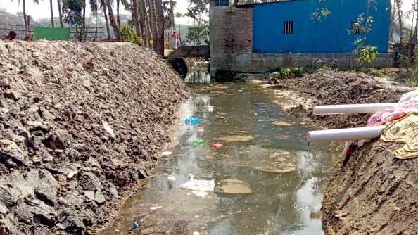 খালের ওপর দালান বন্ধ পানি নিষ্কাশন