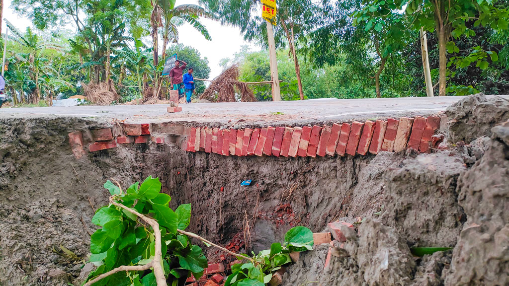 রংপুর-কাকিনা সড়কে ধস, দুর্ঘটনার আশঙ্কা