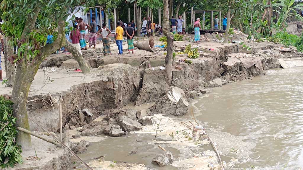 হরিরামপুরে ৩০ মিনিটে পদ্মায় বিলীন ১২টি বাড়ি