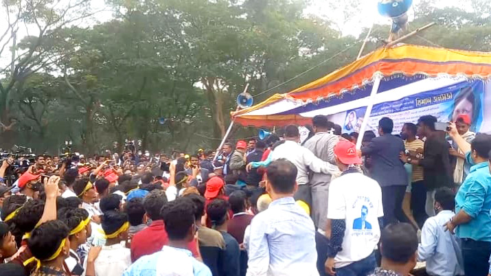 সমাবেশের মঞ্চ ভেঙে পড়ে গেলেন বিএনপি নেতারা