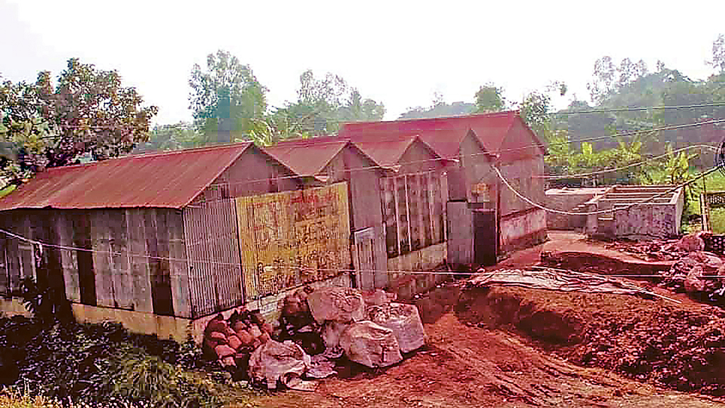 নদী দখল করে রং কারখানা