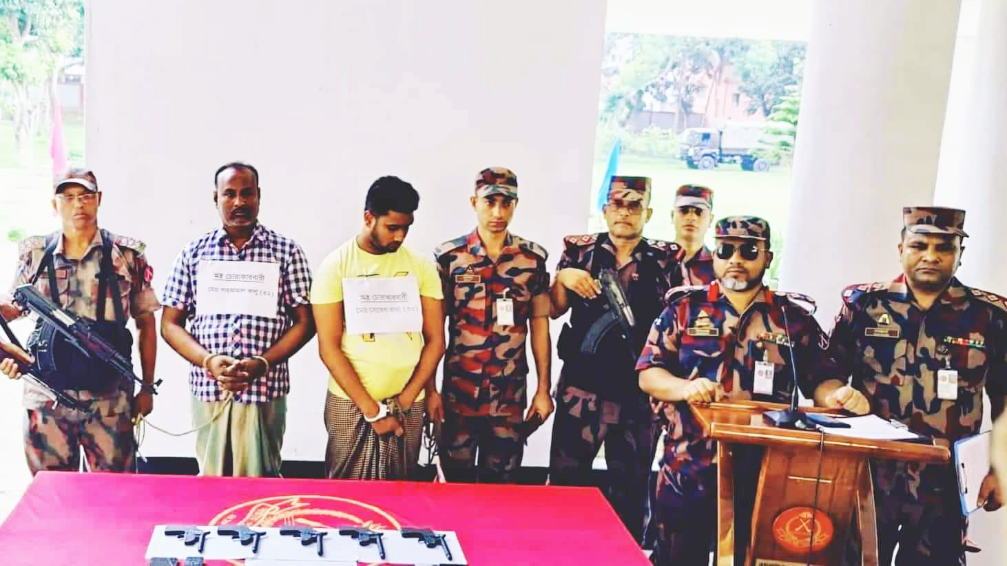 বেনাপোলে ৫টি পিস্তল, গুলিসহ বাবা-ছেলে আটক