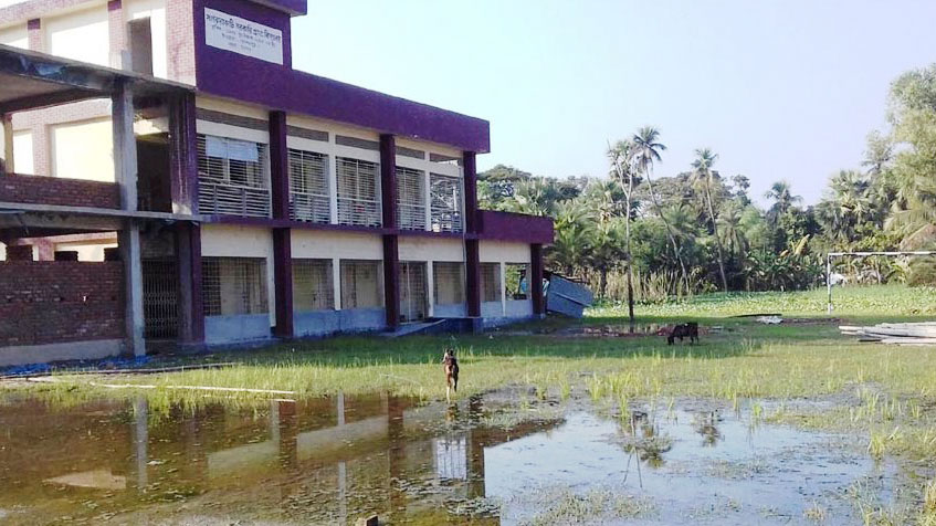 ভোটকেন্দ্রে পানি,  স্থানান্তর দাবিতে  স্মারকলিপি