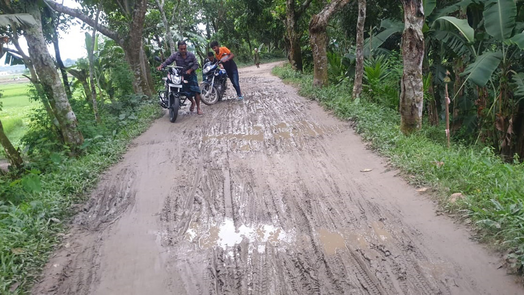 চার কিমি রাস্তায় দুর্ভোগ