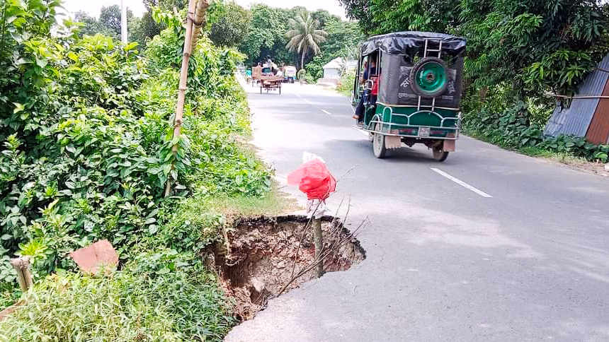 মহম্মদপুরে সড়কে ধস, ঈদের আগে সংস্কারের দাবি