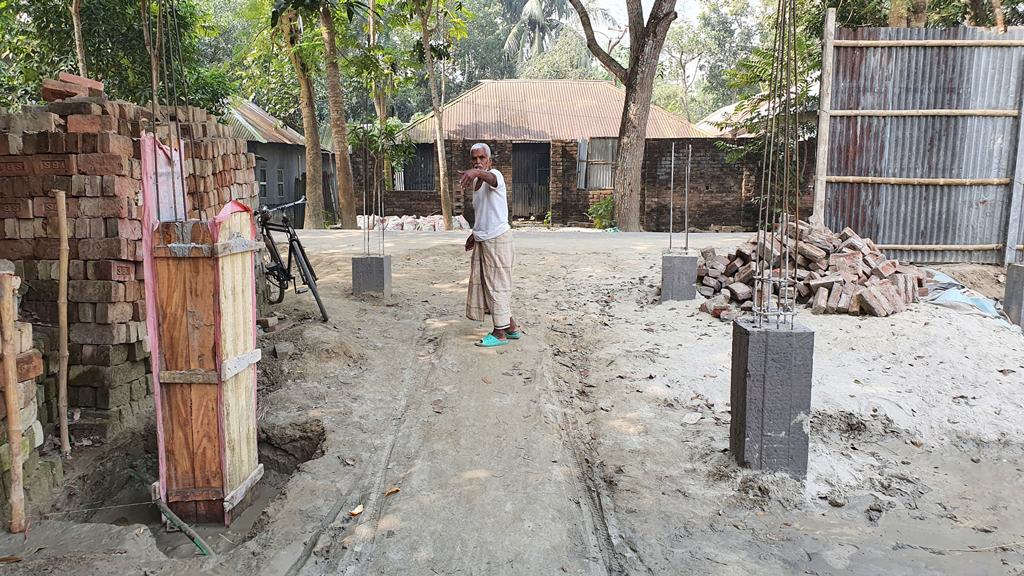 রাস্তা আটকে পাকা স্থাপনা