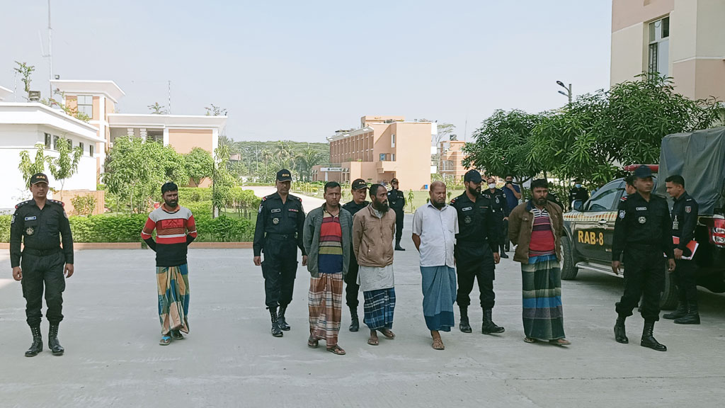 র‍্যাব সদস্যদের অভিযান গ্রেপ্তার ৬ জলদস্যু