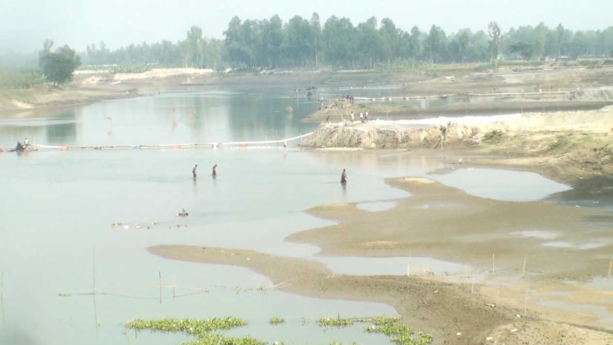 করতোয়ার বুকে যন্ত্রের দাপট