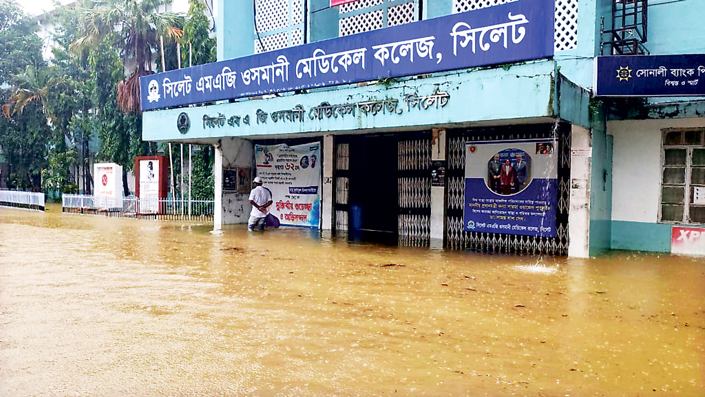 সিলেটে হাসপাতালসহ নগরজুড়ে বন্যার পানি, রোগীদের ভোগান্তি