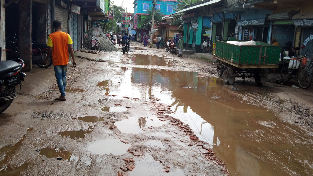 সামান্য বৃষ্টিতেই পাটকেলঘাটা বাজারে জলাবদ্ধতা