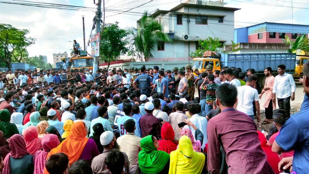 টঙ্গীতে ৪টি কারখানায় শ্রমিকদের কর্মবিরতি–বিক্ষোভ 