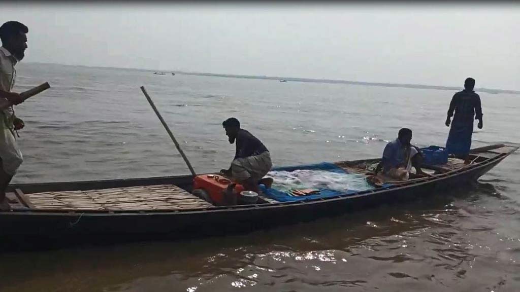 নিষেধাজ্ঞার মধ্যেও পদ্মায় চলছে ইলিশ শিকার