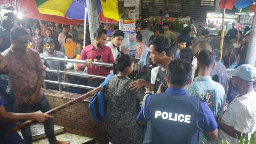 নারায়ণগঞ্জে শিক্ষার্থীদের আলোক প্রজ্বালন কর্মসূচিতে পুলিশের ধাওয়া-লাঠিপেটা