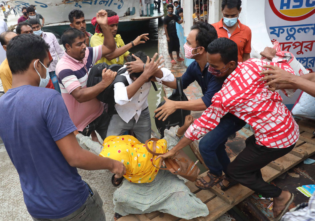 লঞ্চে অতিরিক্ত যাত্রী ওঠানো নিয়ে বাগ্‌বিতণ্ডা, যাত্রীদের মারধরের অভিযোগ 