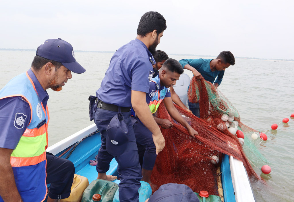 জাটকা রক্ষায় নৌ–পুলিশের বিশেষ অভিযান, বিপুল পরিমাণ কারেন্ট জাল জব্দ