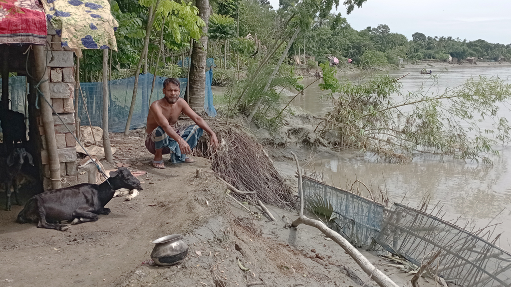 পাইকগাছায় কপোতাক্ষ নদে ভাঙন, বিলীনের মুখে ২ গ্রাম