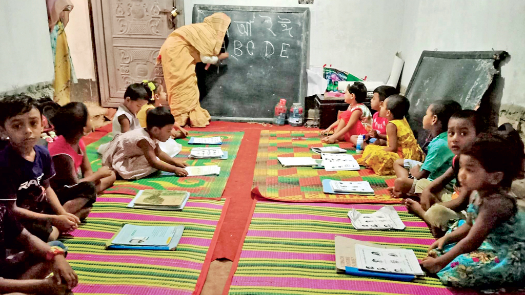 বিনা পারিশ্রমিকে পড়ান তিনি