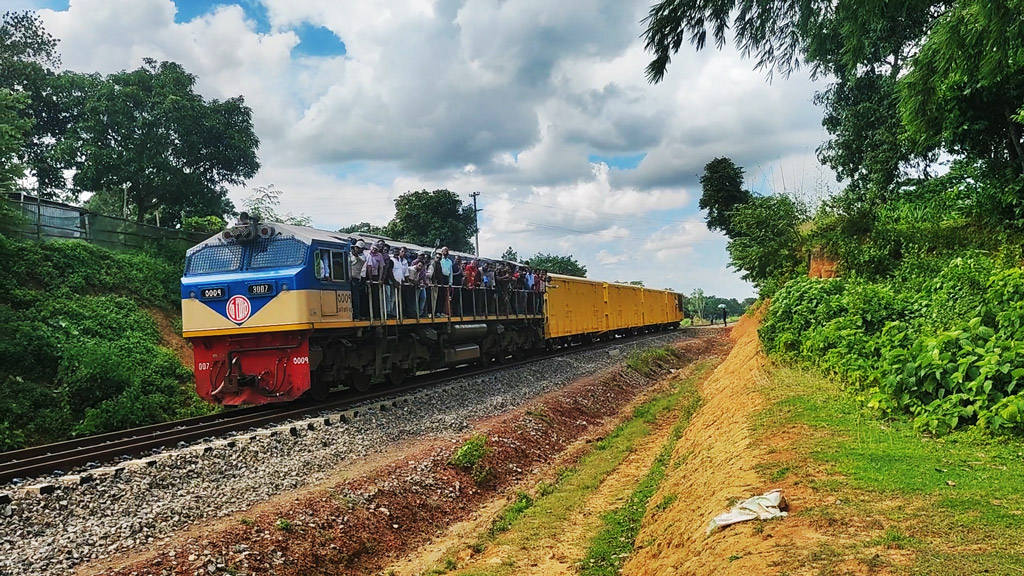 শত স্টেশনে থামে না ট্রেন