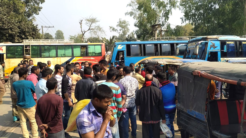 উলিপুরে চালককে মারধর সড়ক অবরোধ