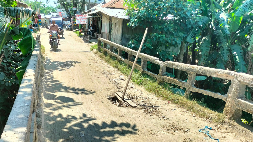 ভূরুঙ্গামারীতে সেতু ঝুঁকিপূর্ণ, তবু থামছে না এলাকাবাসীর চলাচল