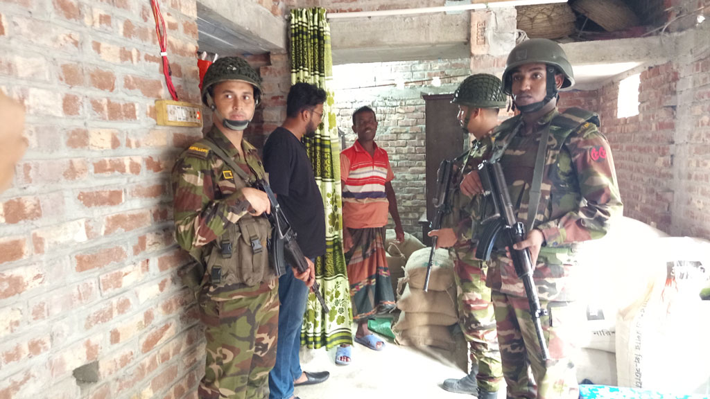চুয়াডাঙ্গায় যৌথ বাহিনীর অভিযানে ৯ বস্তা সরকারি চাল জব্দ
