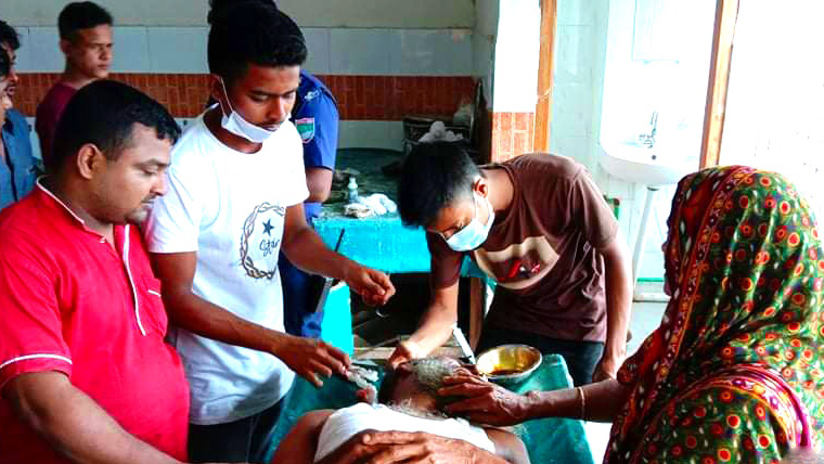 বাঁশ দিয়ে পিটিয়ে বাবাকে জখম করল ছেলে