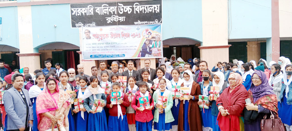 ইংরেজি বছরের প্রথম দিনে আবারও নতুন ক্লাসে নতুন বইয়ের ঘ্রাণ নিল কুষ্টিয়ার শিক্ষার্থীরা। ছবি: মিলন উল্লাহ