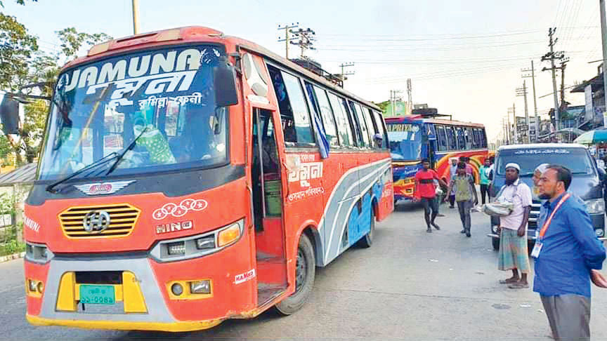 বাড়তি ভাড়া য় চলছে বাস
