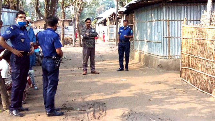 ১২ গ্রামবাসীকে নিয়ে গেছে ডিবি পুলিশ