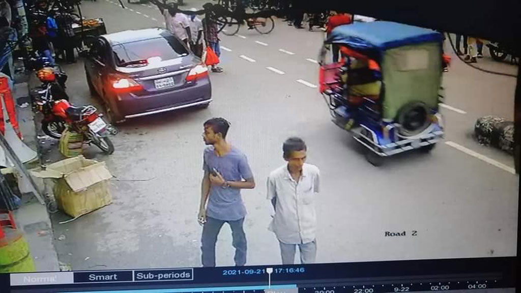 মুখমণ্ডলে চেতনানাশক স্প্রে ছিটিয়ে ছিনতাই