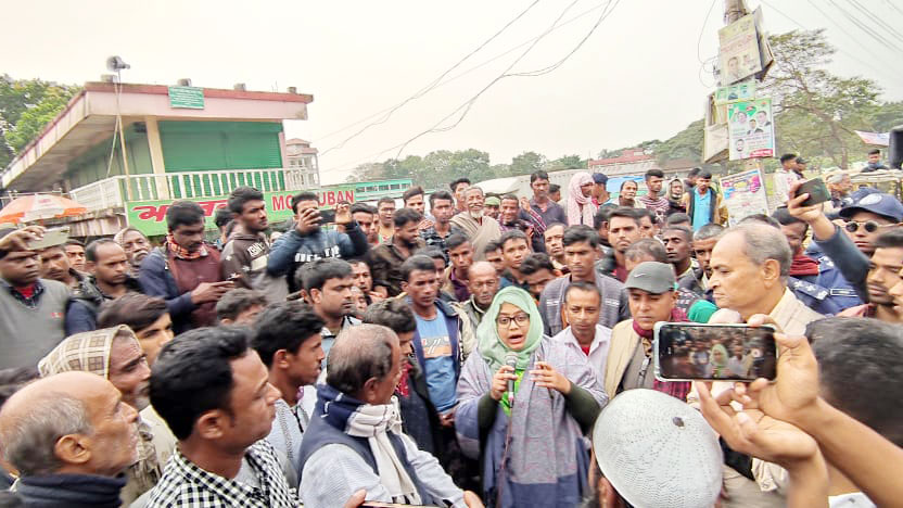 হাওরে পানি শুকিয়ে মৎস্য নিধনের প্রতিবাদে কৃষকদের বিক্ষোভ