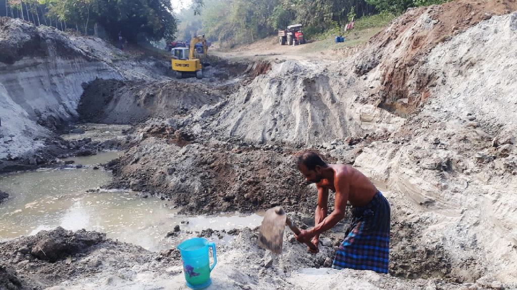 নদের বালু তুলছেন ইউপি চেয়ারম্যান