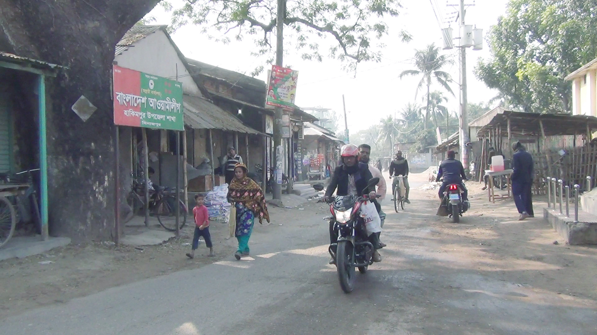 হিলিতে বৃষ্টির পর বেড়েছে শীত