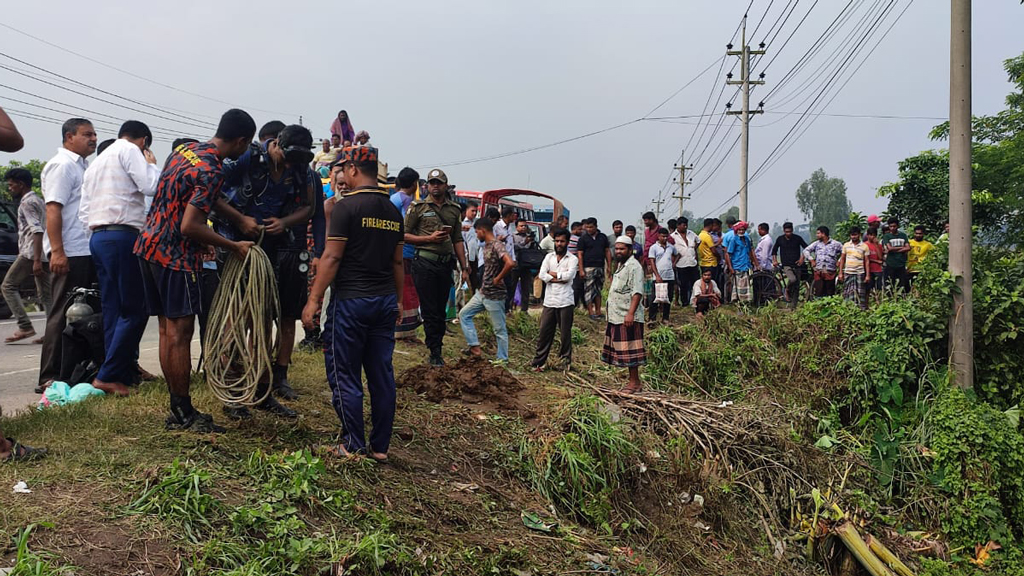 মানিকগঞ্জে লেগুনার পেছনে বাসের ধাক্কা, নিহত ৪ 