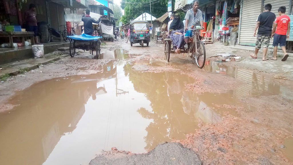 বাজারের সড়কে খানাখন্দ