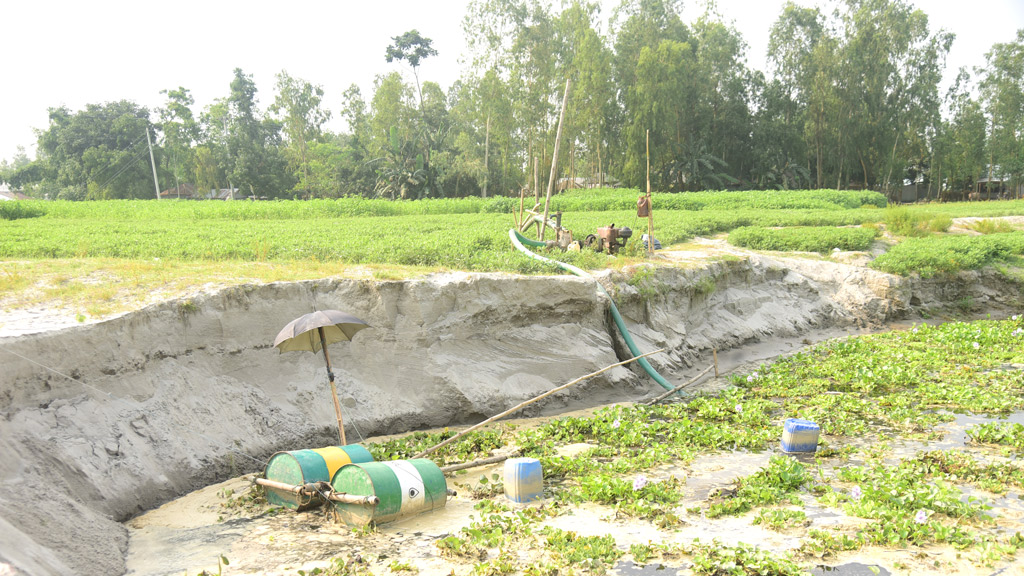 কর্মসৃজনের শ্রমিক দিয়ে আশ্রয়ণের ঘরের কাজ