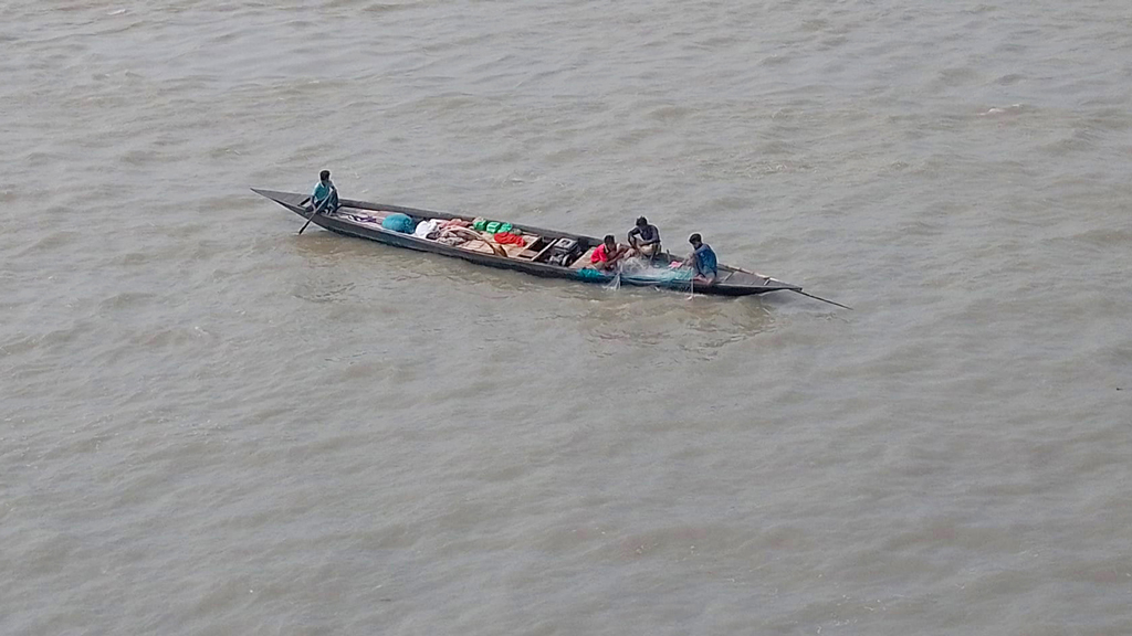 যমুনা নদীতে মাছ শিকারে ব্যস্ত জেলেরা। আরিচা ঘাটের অদূরের যমুনা নদী, শিবালয়, মানিকগঞ্জ, ১৮ নভেম্বর ২০২৩। ছবি: আব্দুর রাজ্জাক